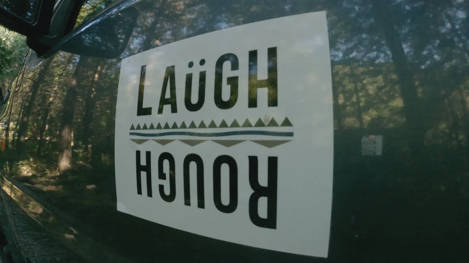 ジムニーのドアに貼られたLAUGH & ROUGHのロゴ