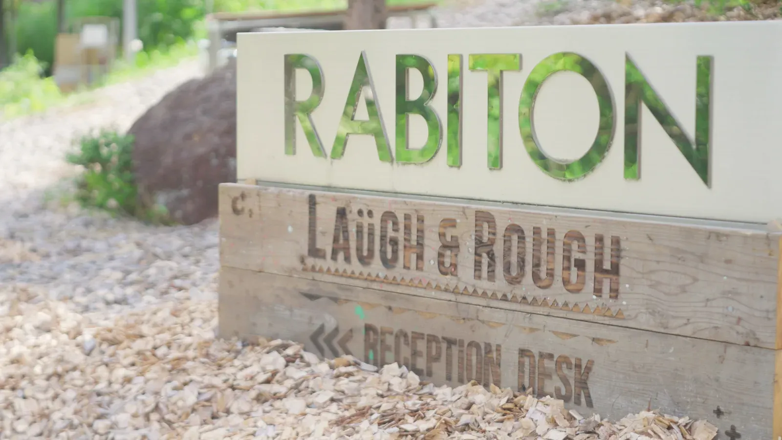 RABITONの看板とLAUGH & ROUGHの受付案内